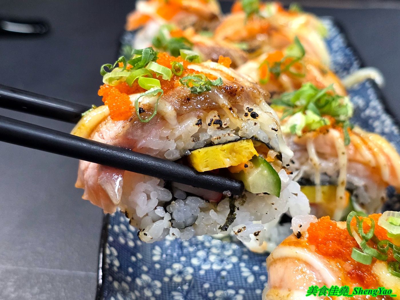 [台中沙鹿]小酌壽司屋 – 海線唯一的深夜壽司生魚片專賣店，招牌鮭魚大富翁讓人直接實現鮭魚自由，新菜單還有烏龍麵炸物烤物，餐點選擇多很多。