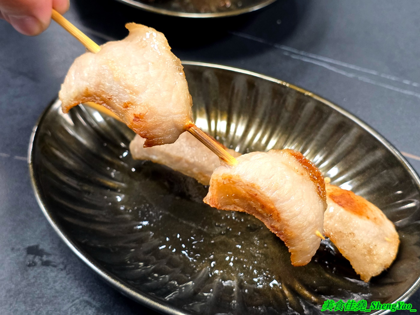 [台中沙鹿]小酌壽司屋 – 海線唯一的深夜壽司生魚片專賣店，招牌鮭魚大富翁讓人直接實現鮭魚自由，新菜單還有烏龍麵炸物烤物，餐點選擇多很多。