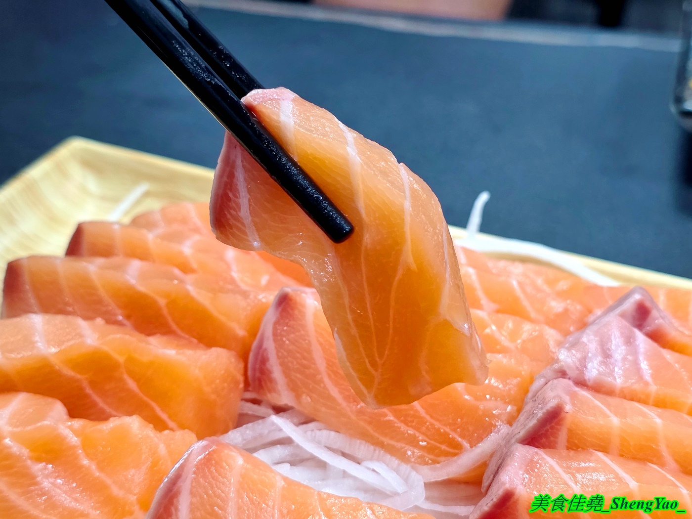 [台中沙鹿]小酌壽司屋 – 海線唯一的深夜壽司生魚片專賣店，招牌鮭魚大富翁讓人直接實現鮭魚自由，新菜單還有烏龍麵炸物烤物，餐點選擇多很多。