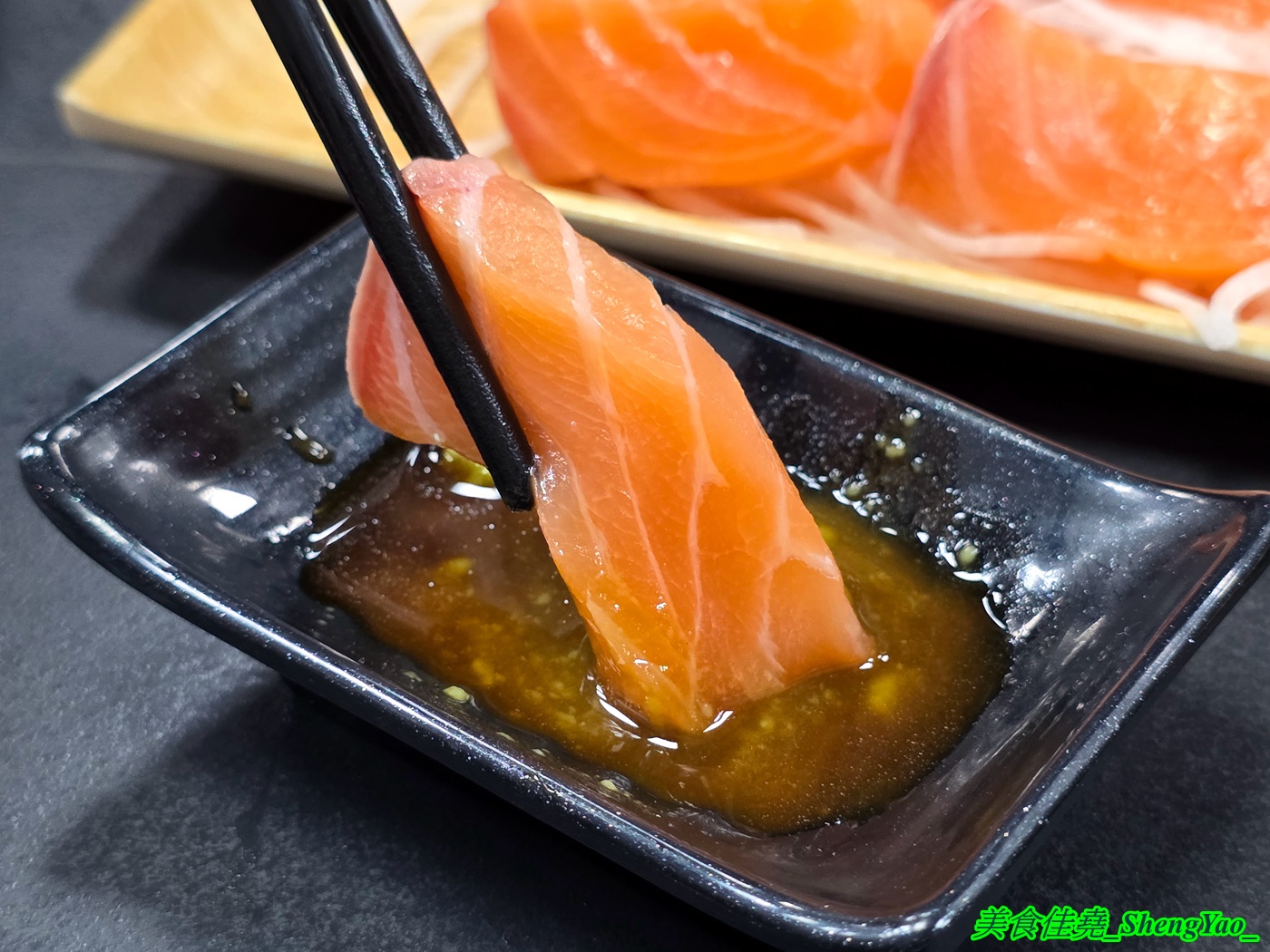 [台中沙鹿]小酌壽司屋 – 海線唯一的深夜壽司生魚片專賣店，招牌鮭魚大富翁讓人直接實現鮭魚自由，新菜單還有烏龍麵炸物烤物，餐點選擇多很多。