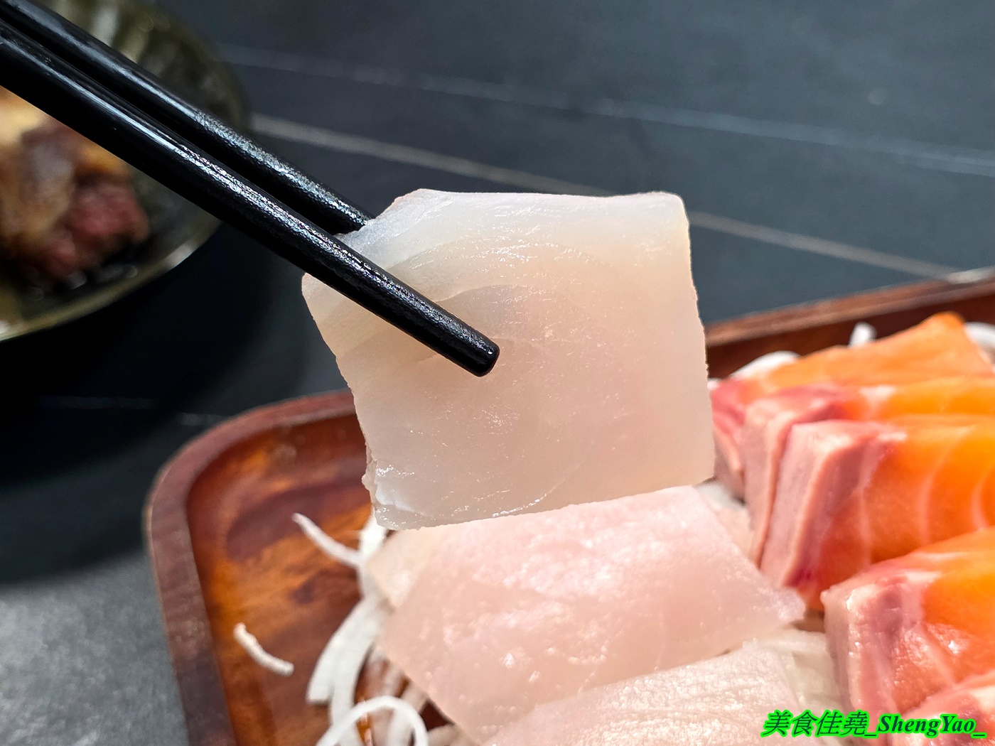 [台中沙鹿]小酌壽司屋 – 海線唯一的深夜壽司生魚片專賣店，招牌鮭魚大富翁讓人直接實現鮭魚自由，新菜單還有烏龍麵炸物烤物，餐點選擇多很多。