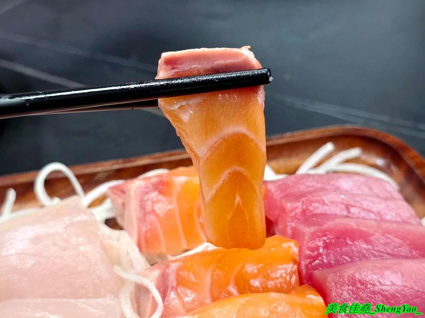 [台中沙鹿]小酌壽司屋 – 海線唯一的深夜壽司生魚片專賣店，招牌鮭魚大富翁讓人直接實現鮭魚自由，新菜單還有烏龍麵炸物烤物，餐點選擇多很多。