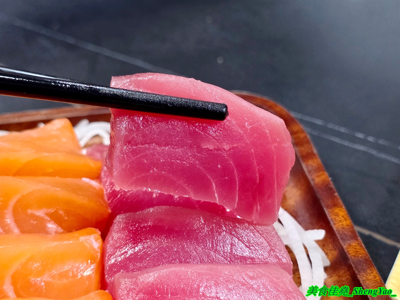 [台中沙鹿]小酌壽司屋 – 海線唯一的深夜壽司生魚片專賣店，招牌鮭魚大富翁讓人直接實現鮭魚自由，新菜單還有烏龍麵炸物烤物，餐點選擇多很多。