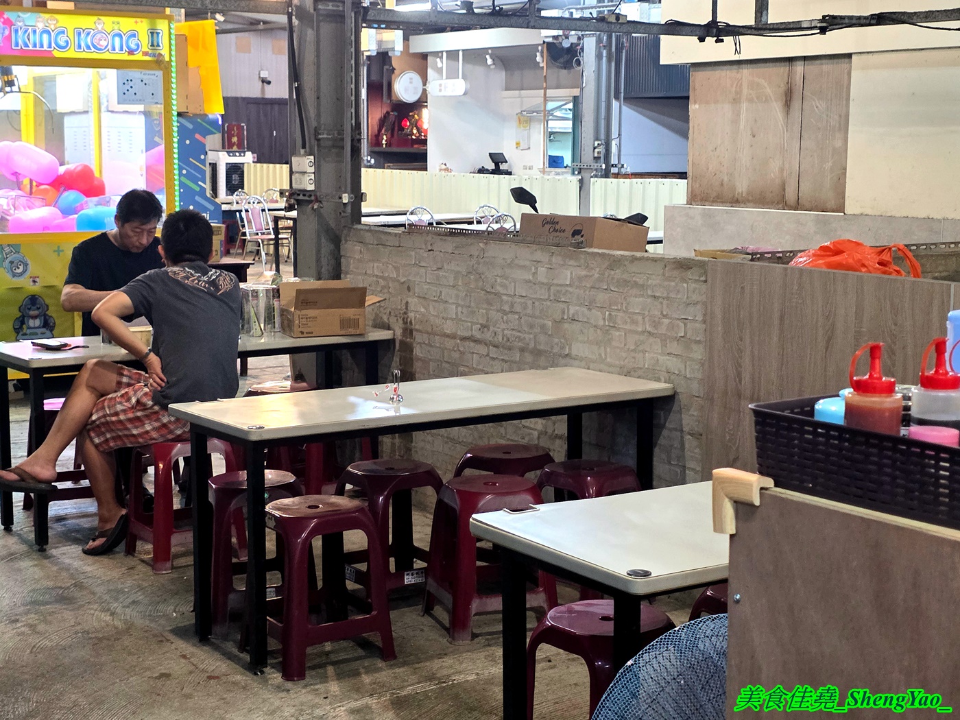 [台中沙鹿]金霸排骨酥麵 – 海線新開幕的平價排骨酥麵，用料實在一碗只賣80元，小菜和炸物也很有特色，居然還有賣獅子頭。