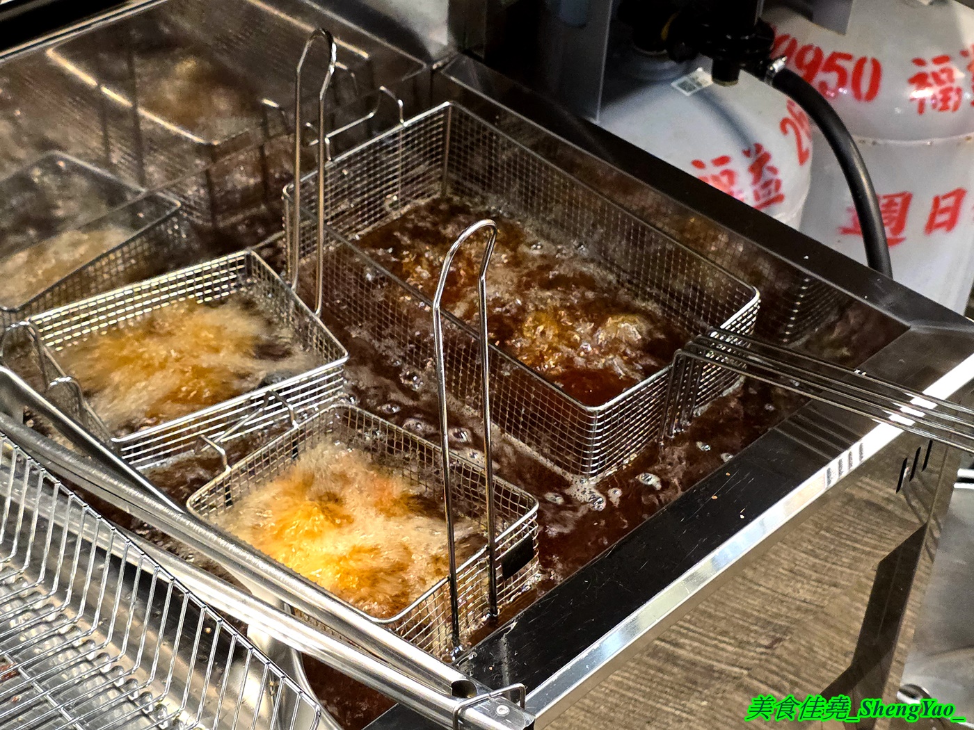 [台中沙鹿]金霸排骨酥麵 – 海線新開幕的平價排骨酥麵，用料實在一碗只賣80元，小菜和炸物也很有特色，居然還有賣獅子頭。