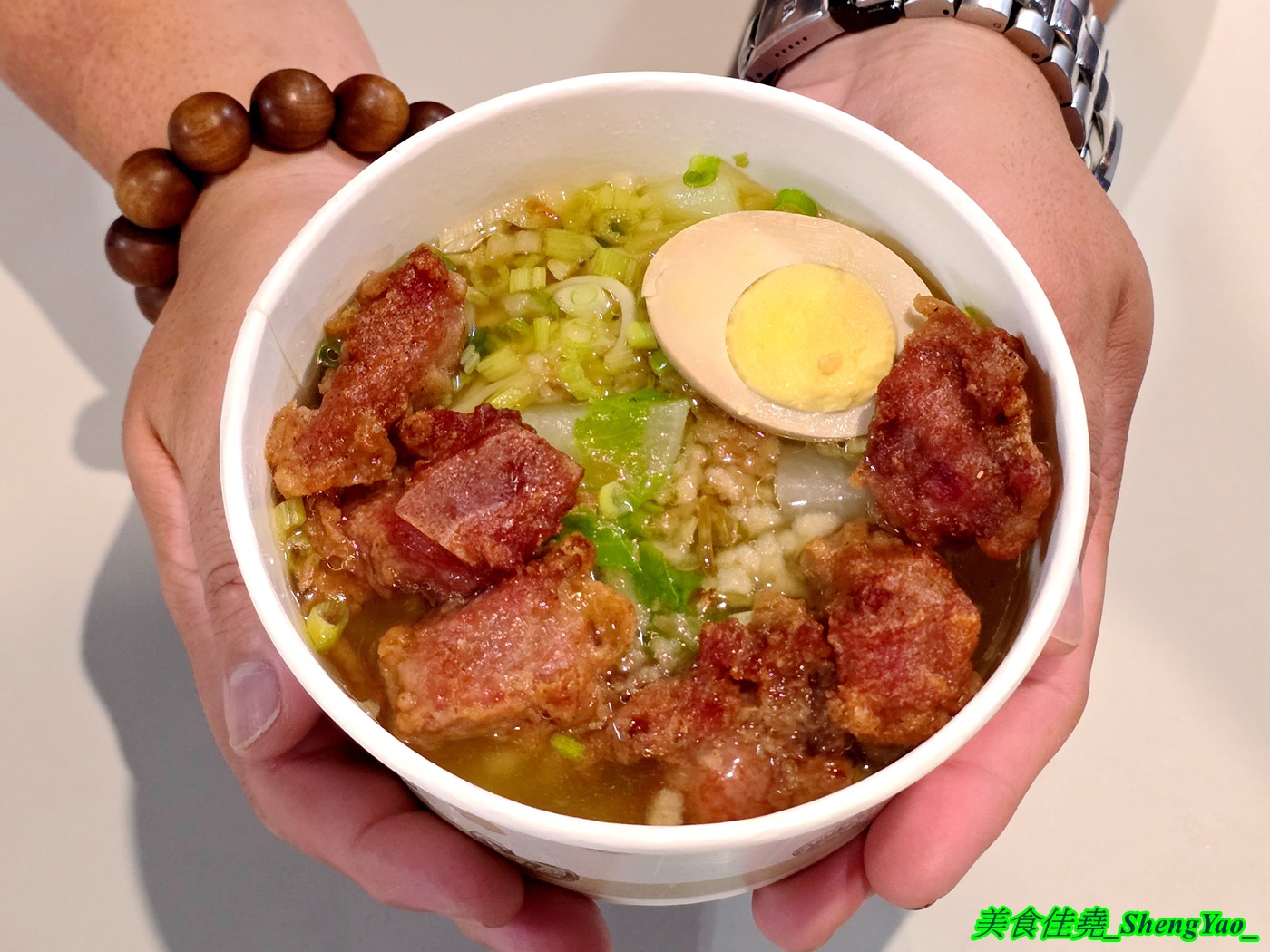 [台中沙鹿]金霸排骨酥麵 – 海線新開幕的平價排骨酥麵，用料實在一碗只賣80元，小菜和炸物也很有特色，居然還有賣獅子頭。
