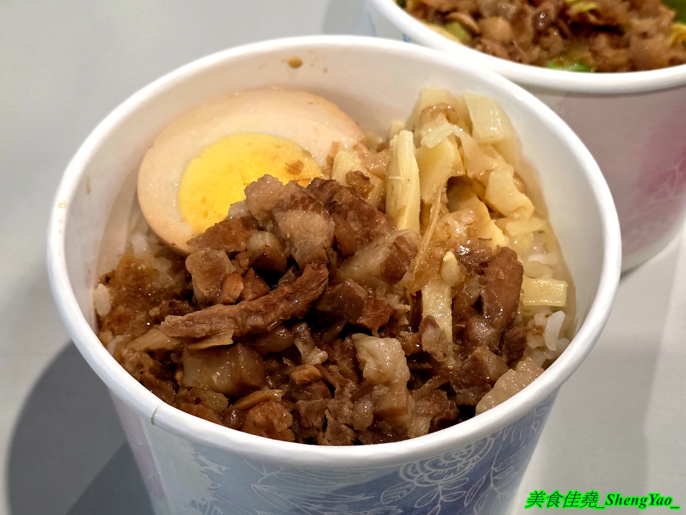 [台中沙鹿]金霸排骨酥麵 – 海線新開幕的平價排骨酥麵，用料實在一碗只賣80元，小菜和炸物也很有特色，居然還有賣獅子頭。