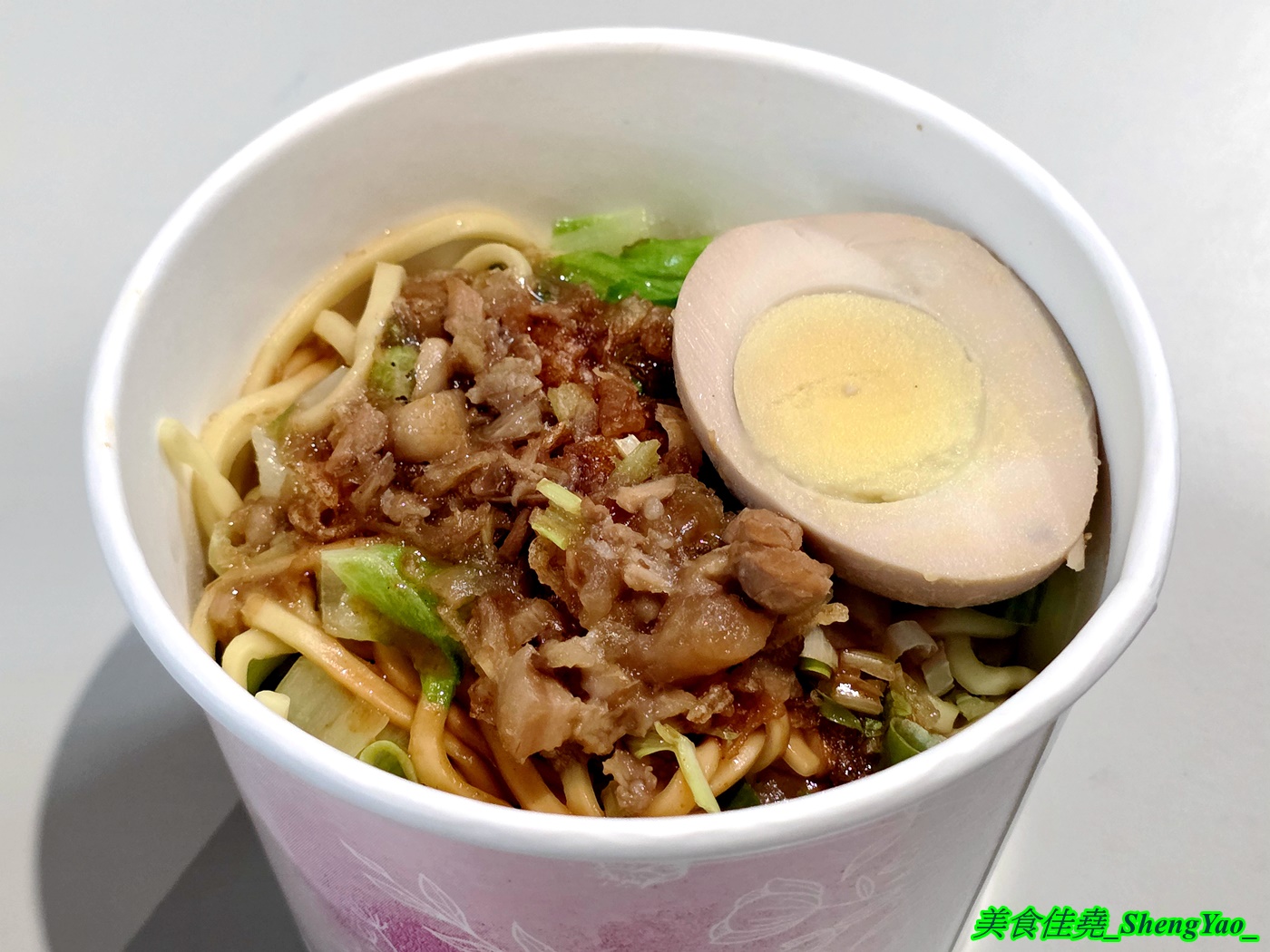 [台中沙鹿]金霸排骨酥麵 – 海線新開幕的平價排骨酥麵，用料實在一碗只賣80元，小菜和炸物也很有特色，居然還有賣獅子頭。