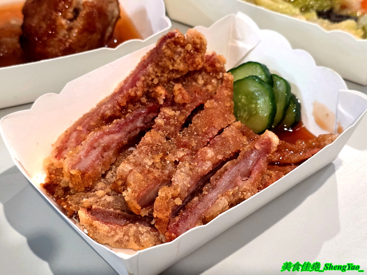 [台中沙鹿]金霸排骨酥麵 – 海線新開幕的平價排骨酥麵，用料實在一碗只賣80元，小菜和炸物也很有特色，居然還有賣獅子頭。