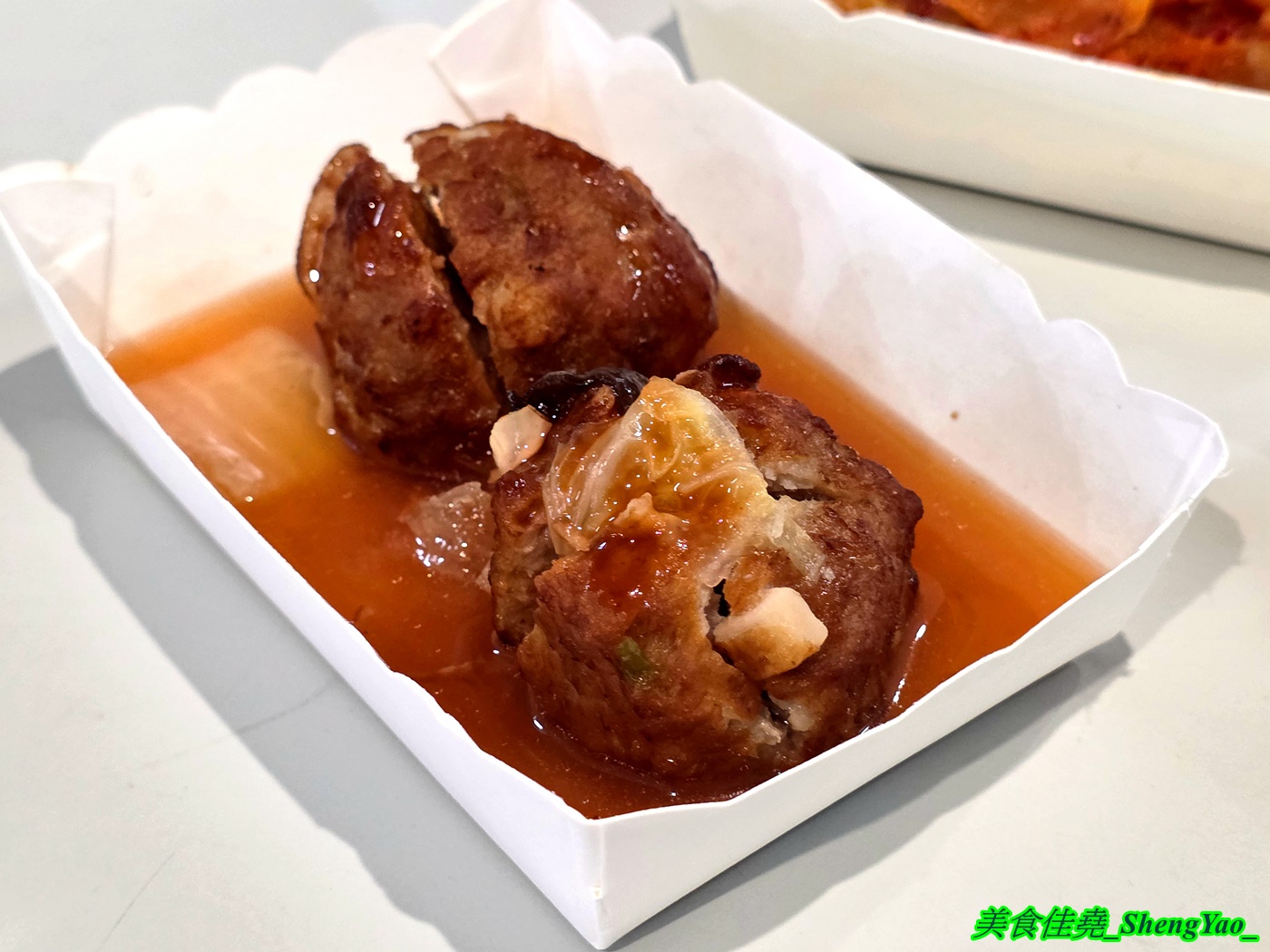 [台中沙鹿]金霸排骨酥麵 – 海線新開幕的平價排骨酥麵，用料實在一碗只賣80元，小菜和炸物也很有特色，居然還有賣獅子頭。