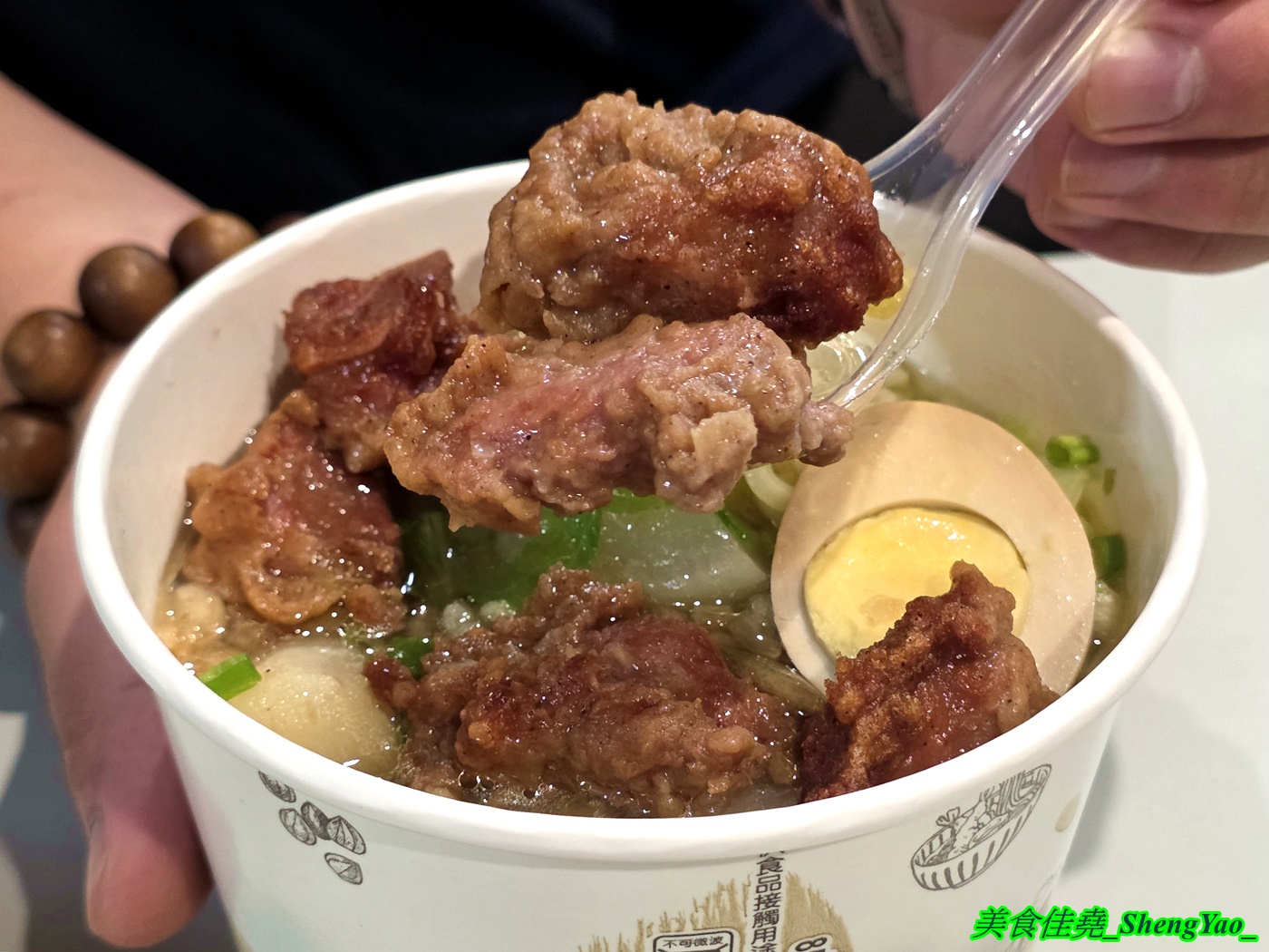 [台中沙鹿]金霸排骨酥麵 – 海線新開幕的平價排骨酥麵，用料實在一碗只賣80元，小菜和炸物也很有特色，居然還有賣獅子頭。