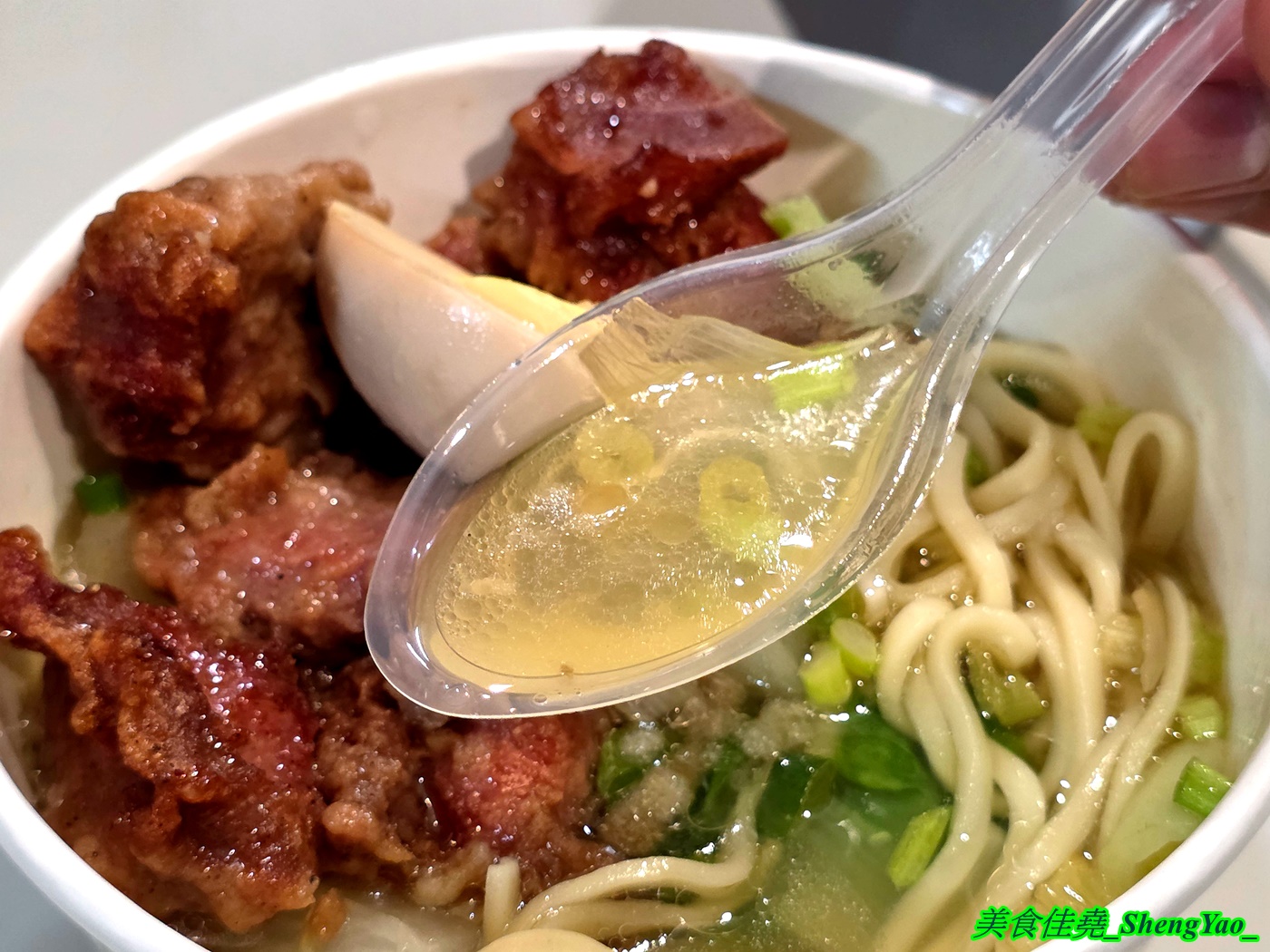 [台中沙鹿]金霸排骨酥麵 – 海線新開幕的平價排骨酥麵，用料實在一碗只賣80元，小菜和炸物也很有特色，居然還有賣獅子頭。