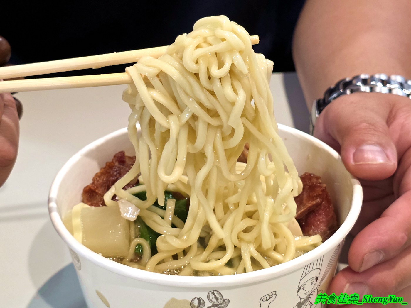 [台中沙鹿]金霸排骨酥麵 – 海線新開幕的平價排骨酥麵，用料實在一碗只賣80元，小菜和炸物也很有特色，居然還有賣獅子頭。