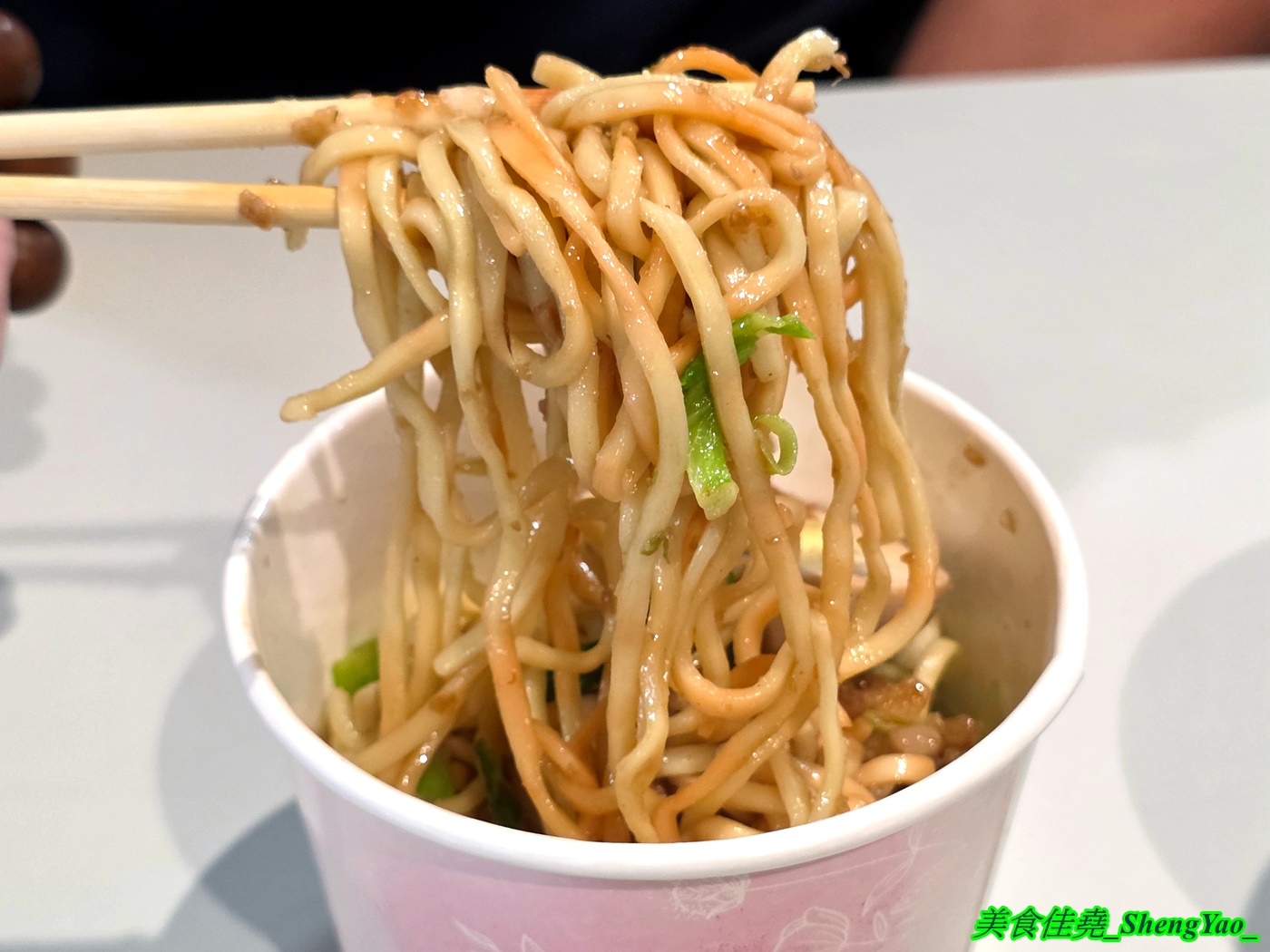 [台中沙鹿]金霸排骨酥麵 – 海線新開幕的平價排骨酥麵，用料實在一碗只賣80元，小菜和炸物也很有特色，居然還有賣獅子頭。