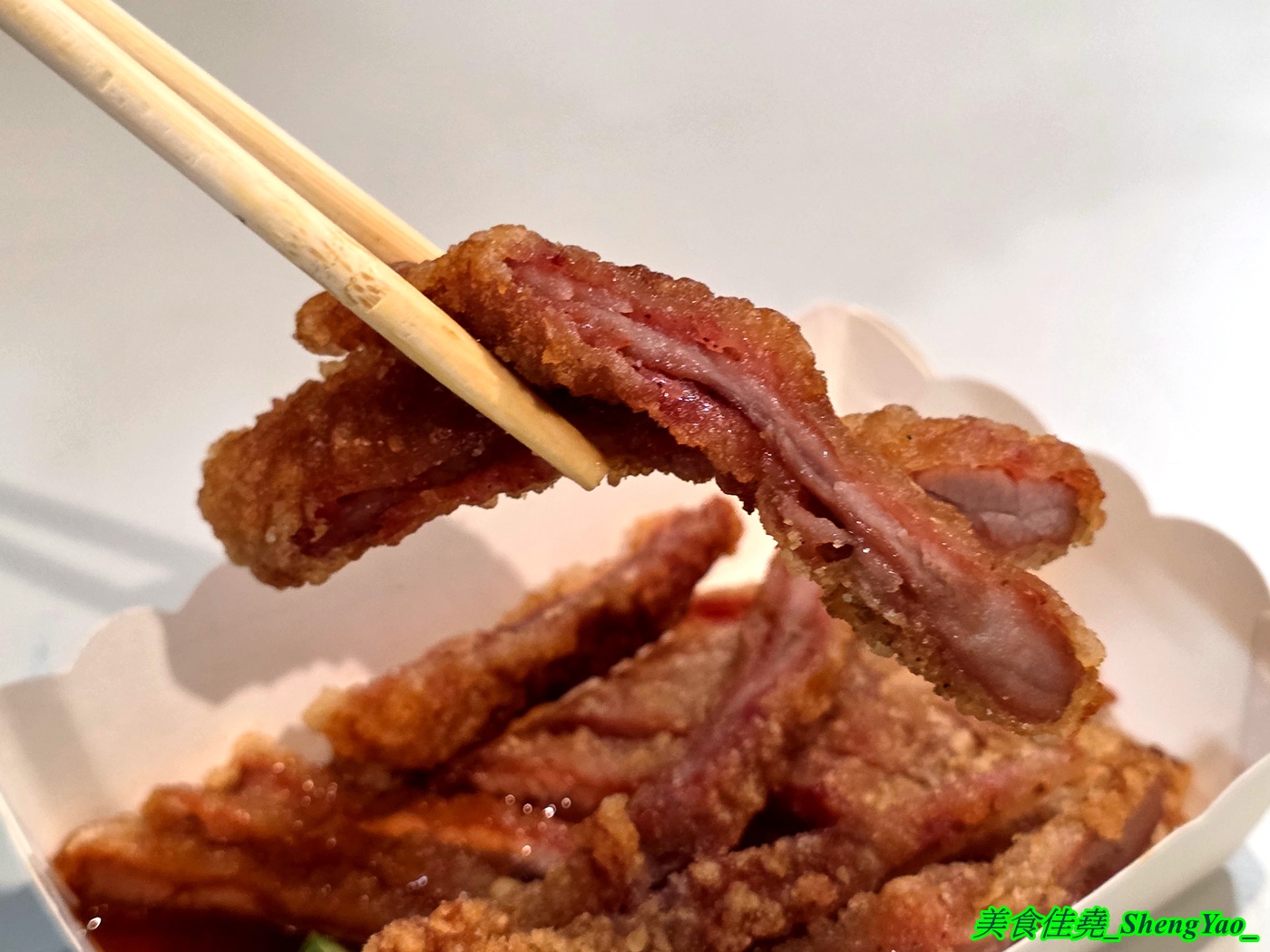 [台中沙鹿]金霸排骨酥麵 – 海線新開幕的平價排骨酥麵，用料實在一碗只賣80元，小菜和炸物也很有特色，居然還有賣獅子頭。