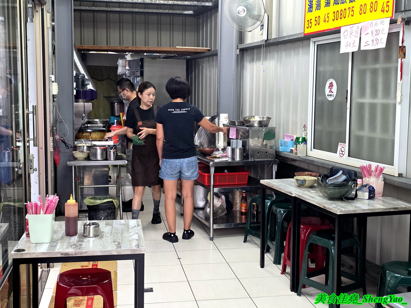 [台中梧棲]蔡ㄟ切仔麵 – 以為是麵店，結果排骨飯才是主角，排骨現點現炸，醃製味道獨特，令人印象深刻，還有炸雞翅也超好吃。