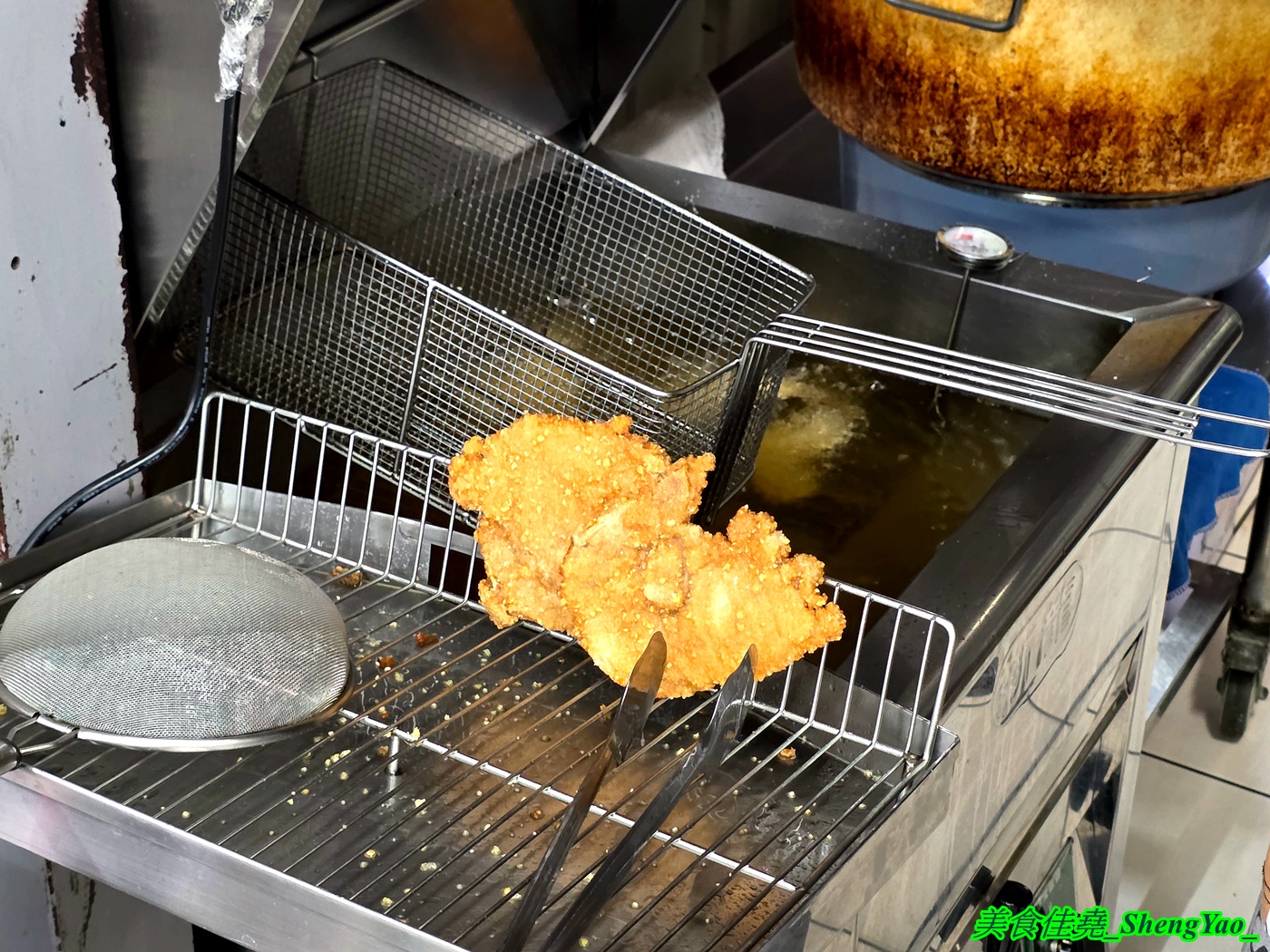 [台中梧棲]蔡ㄟ切仔麵 – 以為是麵店，結果排骨飯才是主角，排骨現點現炸，醃製味道獨特，令人印象深刻，還有炸雞翅也超好吃。