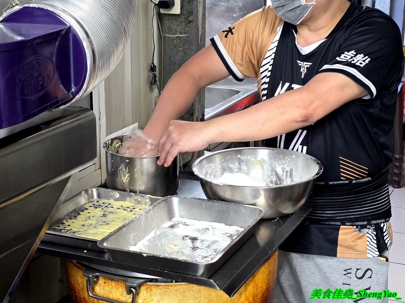 [台中梧棲]蔡ㄟ切仔麵 – 以為是麵店，結果排骨飯才是主角，排骨現點現炸，醃製味道獨特，令人印象深刻，還有炸雞翅也超好吃。
