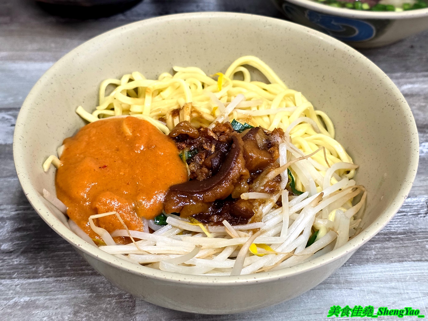 [台中梧棲]蔡ㄟ切仔麵 – 以為是麵店，結果排骨飯才是主角，排骨現點現炸，醃製味道獨特，令人印象深刻，還有炸雞翅也超好吃。
