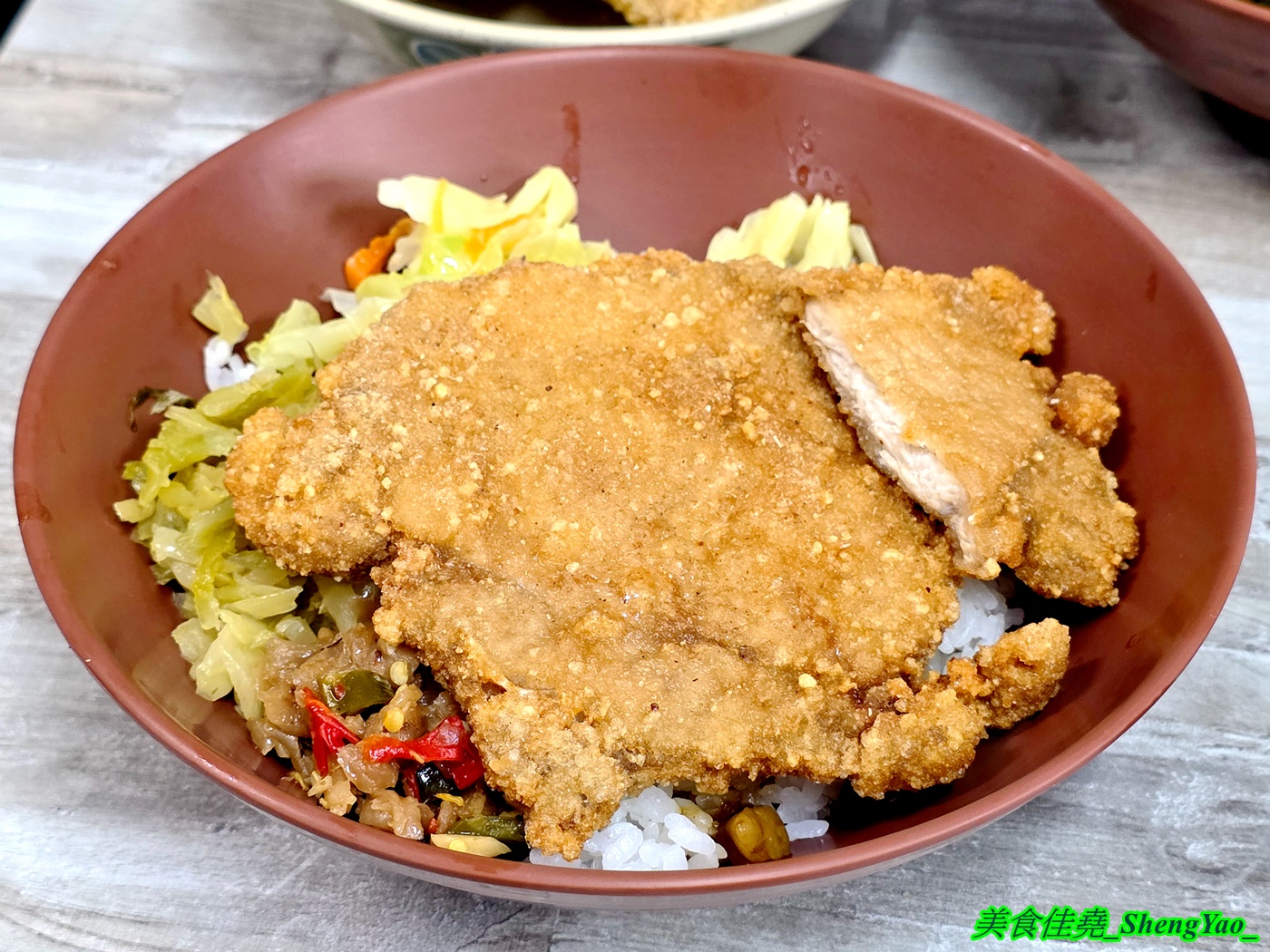 [台中梧棲]蔡ㄟ切仔麵 – 以為是麵店，結果排骨飯才是主角，排骨現點現炸，醃製味道獨特，令人印象深刻，還有炸雞翅也超好吃。