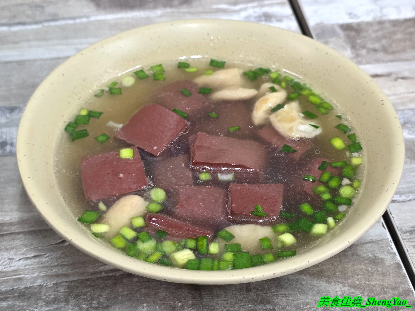 [台中梧棲]蔡ㄟ切仔麵 – 以為是麵店，結果排骨飯才是主角，排骨現點現炸，醃製味道獨特，令人印象深刻，還有炸雞翅也超好吃。