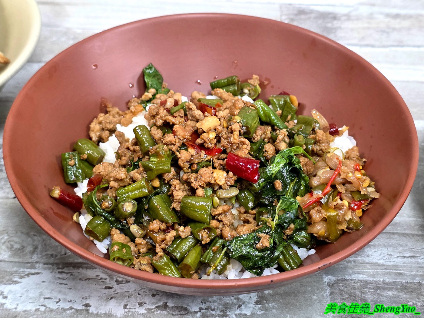 [台中梧棲]蔡ㄟ切仔麵 – 以為是麵店，結果排骨飯才是主角，排骨現點現炸，醃製味道獨特，令人印象深刻，還有炸雞翅也超好吃。