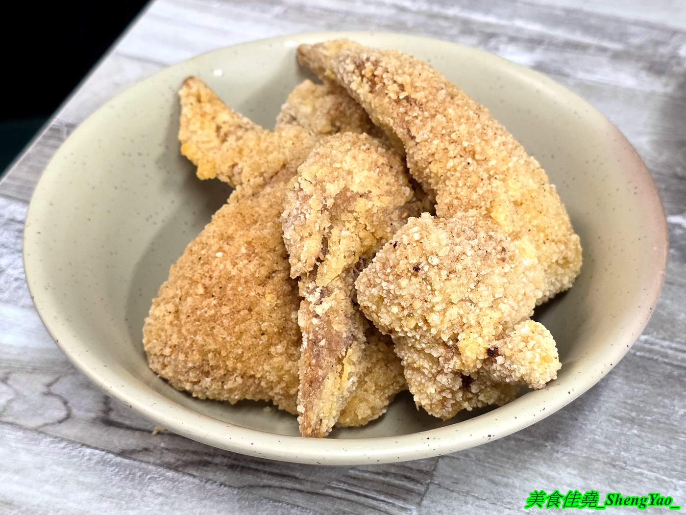 [台中梧棲]蔡ㄟ切仔麵 – 以為是麵店，結果排骨飯才是主角，排骨現點現炸，醃製味道獨特，令人印象深刻，還有炸雞翅也超好吃。