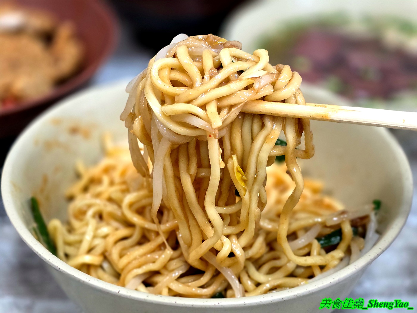 [台中梧棲]蔡ㄟ切仔麵 – 以為是麵店，結果排骨飯才是主角，排骨現點現炸，醃製味道獨特，令人印象深刻，還有炸雞翅也超好吃。