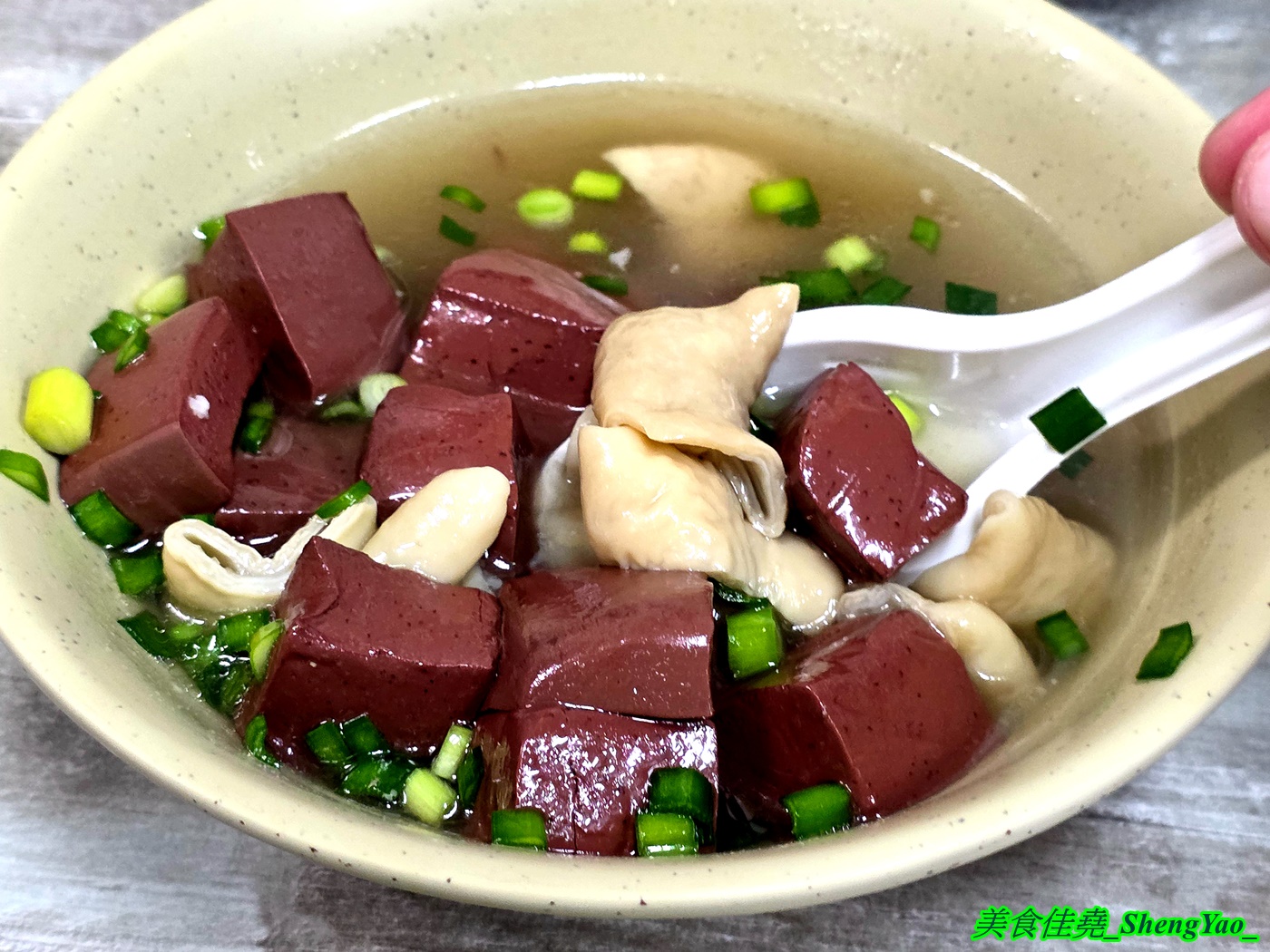 [台中梧棲]蔡ㄟ切仔麵 – 以為是麵店，結果排骨飯才是主角，排骨現點現炸，醃製味道獨特，令人印象深刻，還有炸雞翅也超好吃。