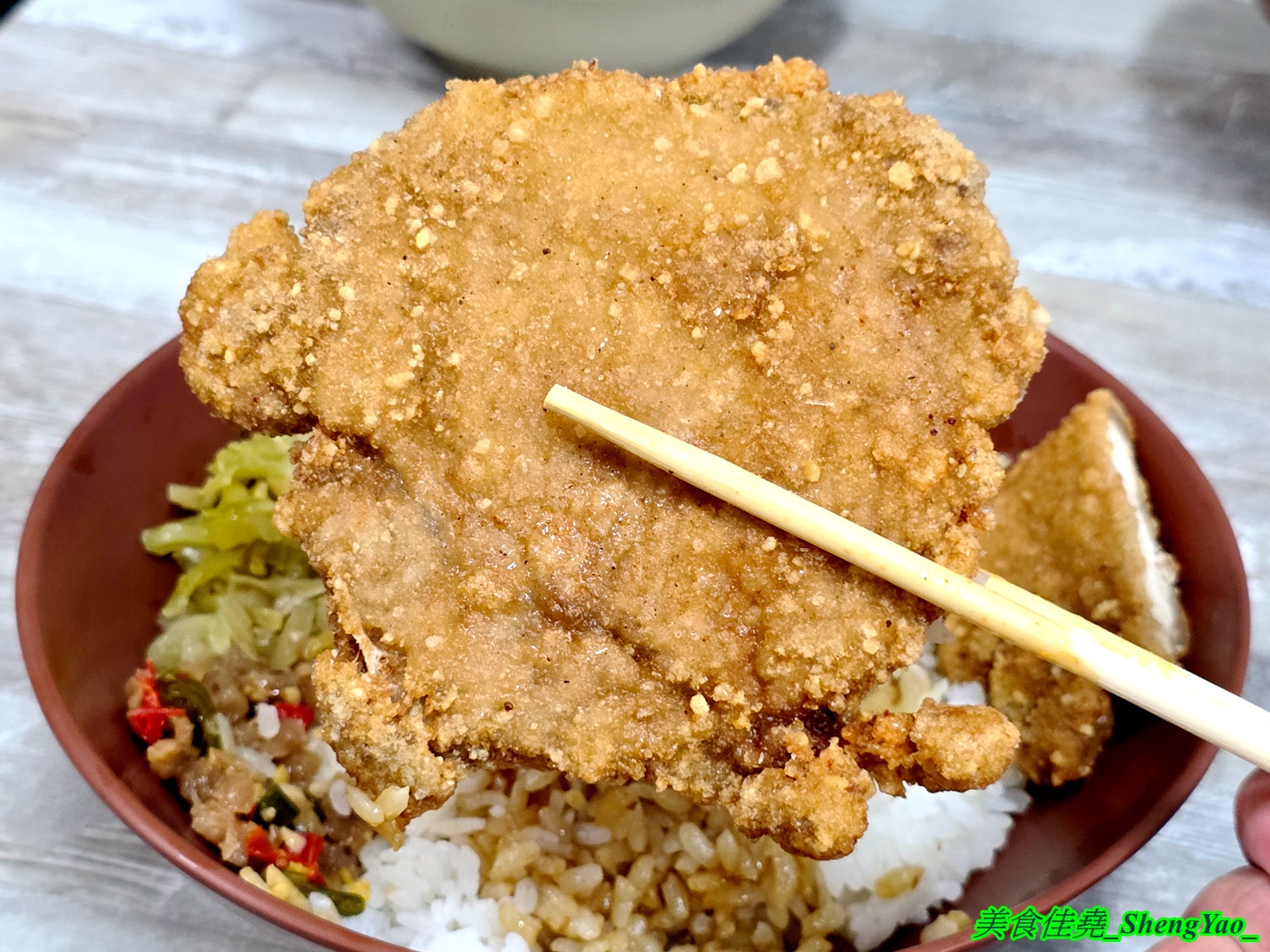 [台中梧棲]蔡ㄟ切仔麵 – 以為是麵店，結果排骨飯才是主角，排骨現點現炸，醃製味道獨特，令人印象深刻，還有炸雞翅也超好吃。