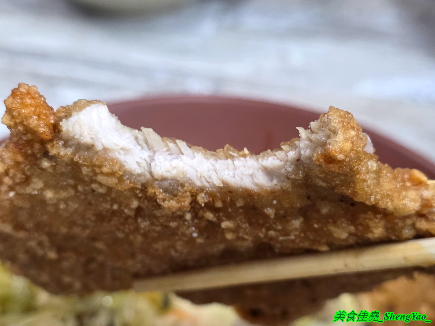 [台中梧棲]蔡ㄟ切仔麵 – 以為是麵店，結果排骨飯才是主角，排骨現點現炸，醃製味道獨特，令人印象深刻，還有炸雞翅也超好吃。