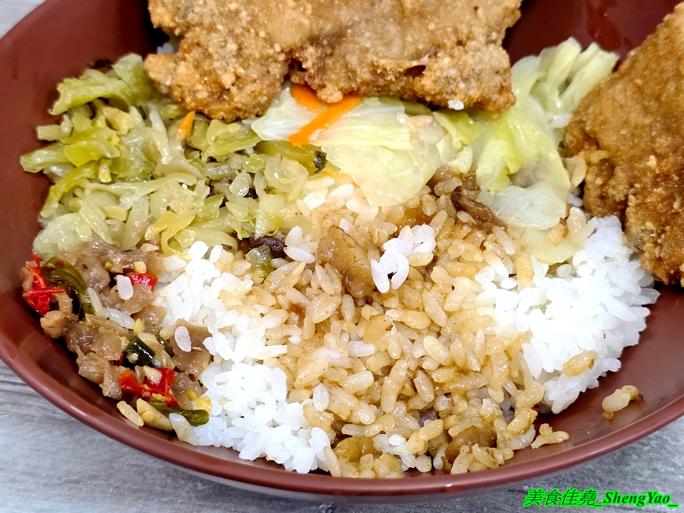 [台中梧棲]蔡ㄟ切仔麵 – 以為是麵店，結果排骨飯才是主角，排骨現點現炸，醃製味道獨特，令人印象深刻，還有炸雞翅也超好吃。