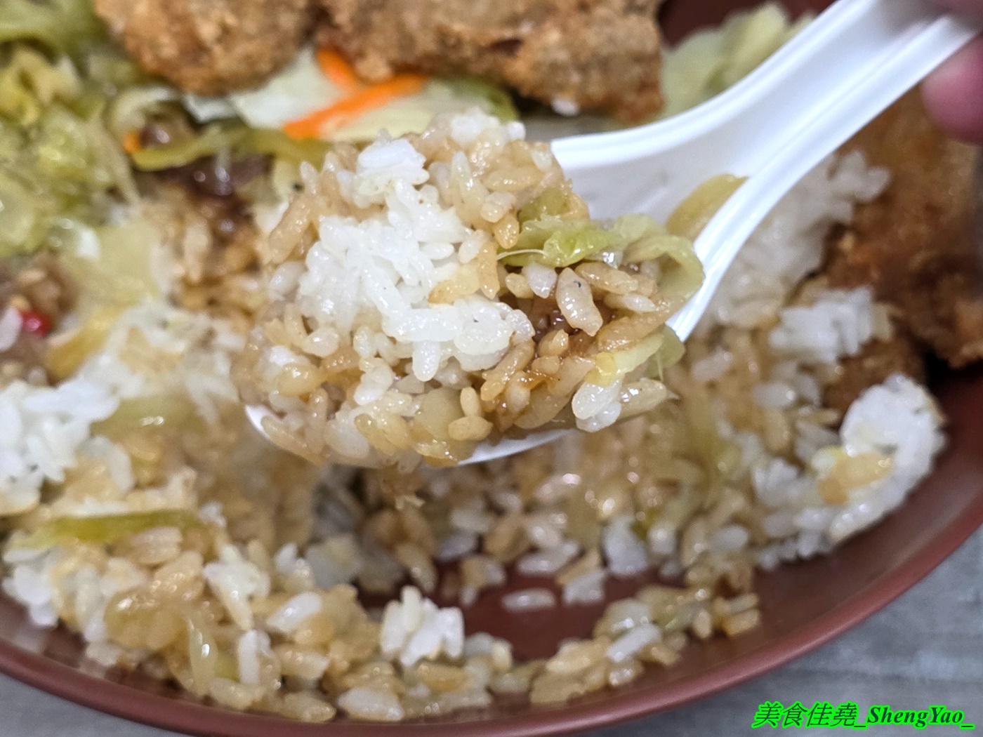[台中梧棲]蔡ㄟ切仔麵 – 以為是麵店，結果排骨飯才是主角，排骨現點現炸，醃製味道獨特，令人印象深刻，還有炸雞翅也超好吃。