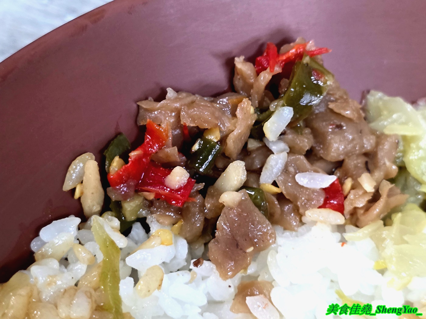 [台中梧棲]蔡ㄟ切仔麵 – 以為是麵店，結果排骨飯才是主角，排骨現點現炸，醃製味道獨特，令人印象深刻，還有炸雞翅也超好吃。
