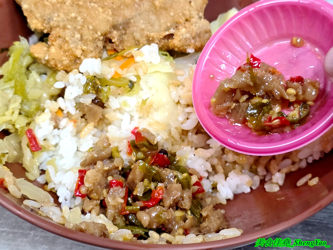 [台中梧棲]蔡ㄟ切仔麵 – 以為是麵店，結果排骨飯才是主角，排骨現點現炸，醃製味道獨特，令人印象深刻，還有炸雞翅也超好吃。