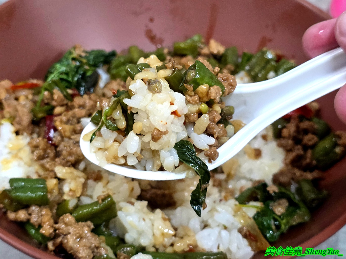 [台中梧棲]蔡ㄟ切仔麵 – 以為是麵店，結果排骨飯才是主角，排骨現點現炸，醃製味道獨特，令人印象深刻，還有炸雞翅也超好吃。