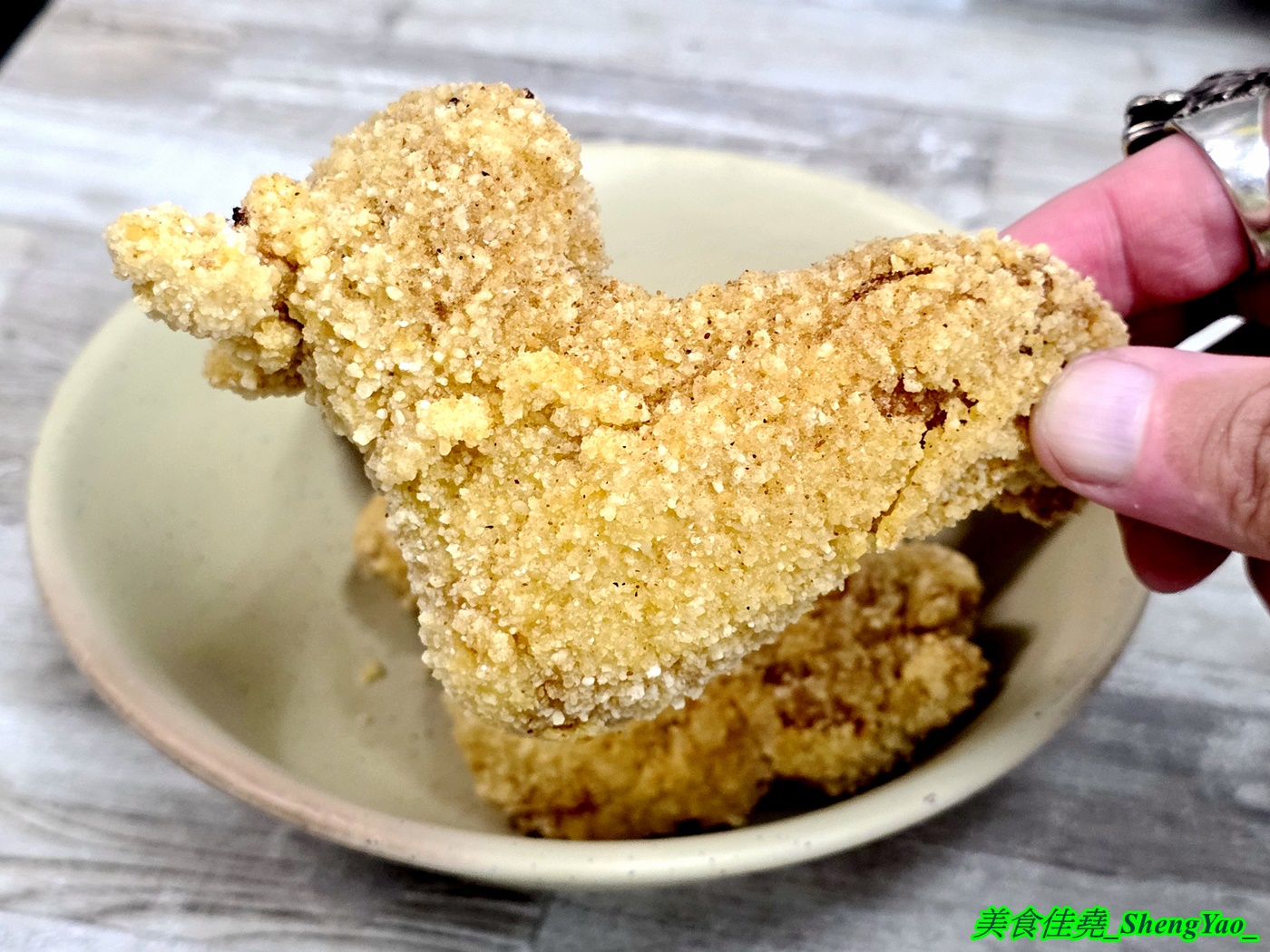 [台中梧棲]蔡ㄟ切仔麵 – 以為是麵店，結果排骨飯才是主角，排骨現點現炸，醃製味道獨特，令人印象深刻，還有炸雞翅也超好吃。