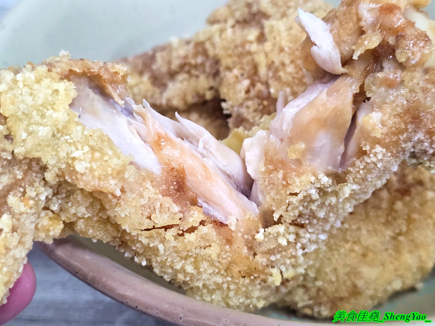 [台中梧棲]蔡ㄟ切仔麵 – 以為是麵店，結果排骨飯才是主角，排骨現點現炸，醃製味道獨特，令人印象深刻，還有炸雞翅也超好吃。