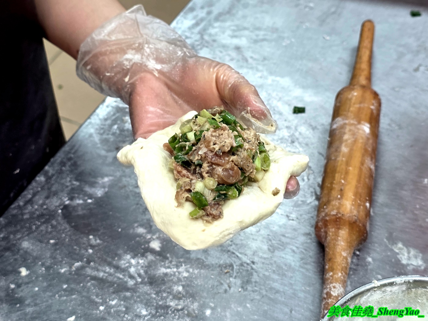 [台中沙鹿]餅留香厚蔥千層餅 沙鹿店 – 來自鹿港的好吃千層蔥大餅，鹹甜口味多樣，用料大方不手軟，還有蔥肉餅也超搶手。