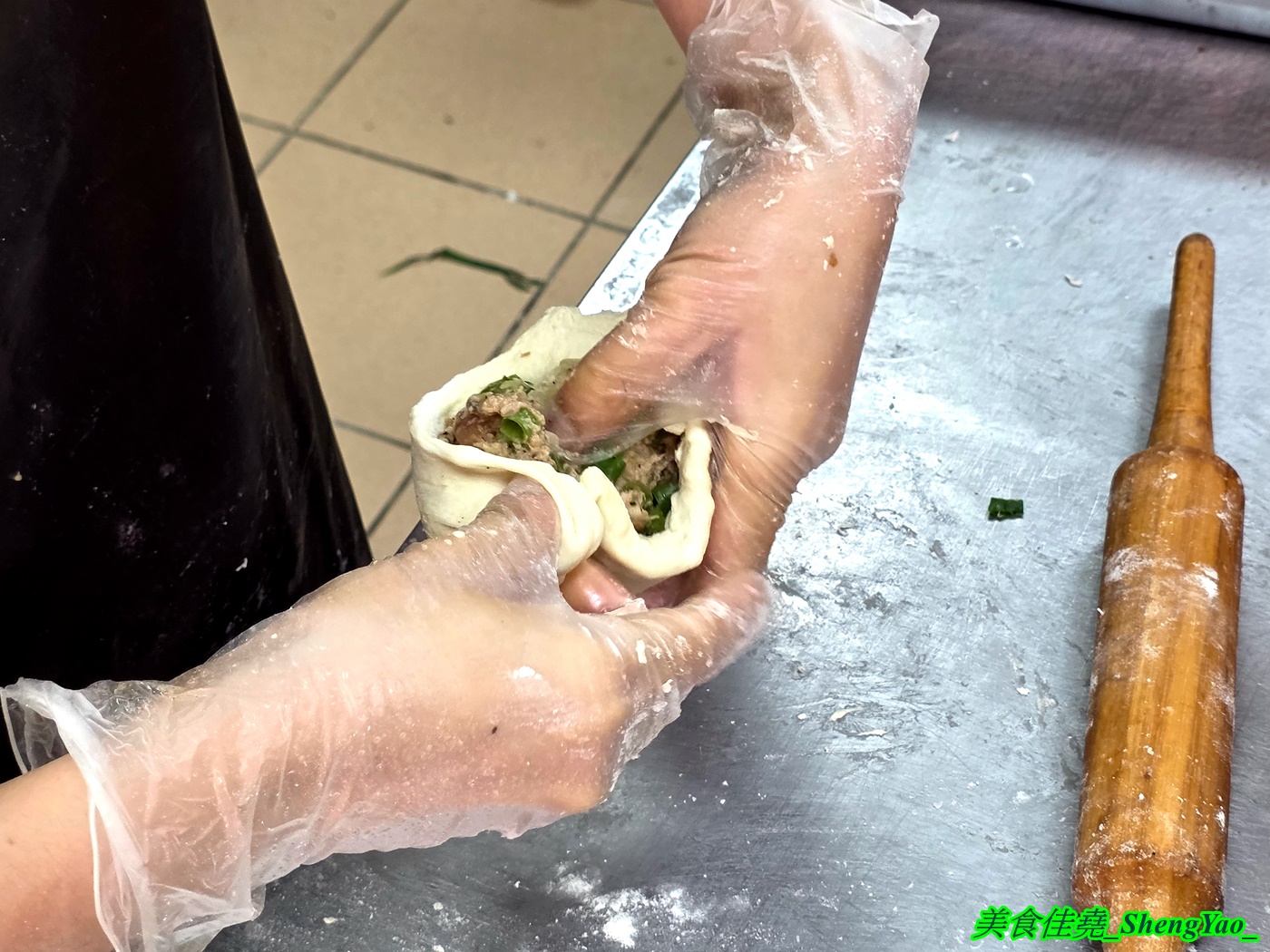 [台中沙鹿]餅留香厚蔥千層餅 沙鹿店 – 來自鹿港的好吃千層蔥大餅，鹹甜口味多樣，用料大方不手軟，還有蔥肉餅也超搶手。