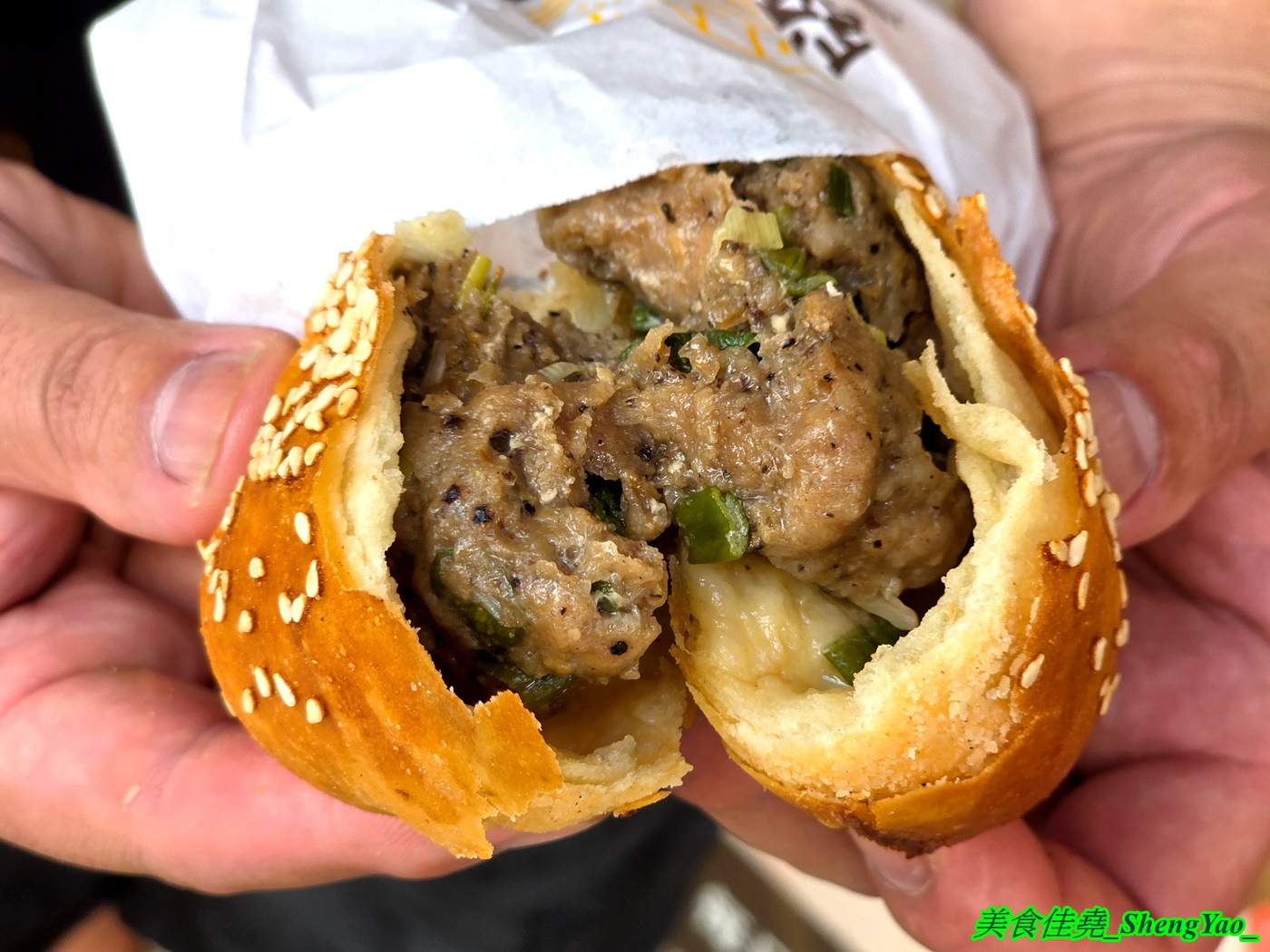 [台中沙鹿]餅留香厚蔥千層餅 沙鹿店 – 來自鹿港的好吃千層蔥大餅，鹹甜口味多樣，用料大方不手軟，還有蔥肉餅也超搶手。