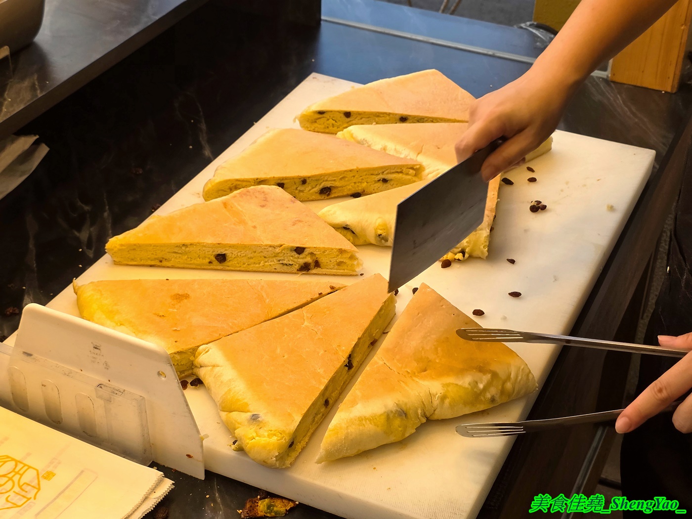 [台中沙鹿]餅留香厚蔥千層餅 沙鹿店 – 來自鹿港的好吃千層蔥大餅，鹹甜口味多樣，用料大方不手軟，還有蔥肉餅也超搶手。