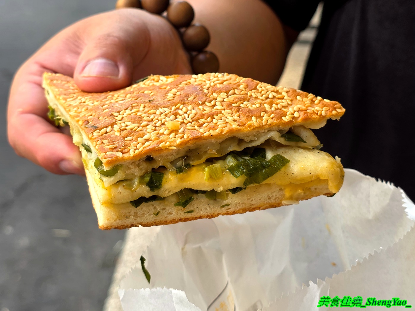 [台中沙鹿]餅留香厚蔥千層餅 沙鹿店 – 來自鹿港的好吃千層蔥大餅，鹹甜口味多樣，用料大方不手軟，還有蔥肉餅也超搶手。