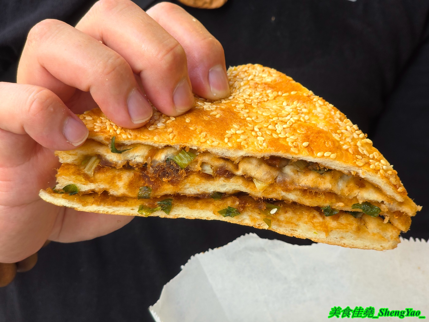 [台中沙鹿]餅留香厚蔥千層餅 沙鹿店 – 來自鹿港的好吃千層蔥大餅，鹹甜口味多樣，用料大方不手軟，還有蔥肉餅也超搶手。