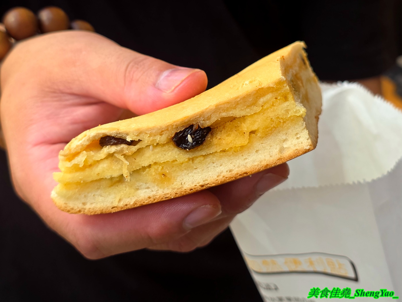 [台中沙鹿]餅留香厚蔥千層餅 沙鹿店 – 來自鹿港的好吃千層蔥大餅，鹹甜口味多樣，用料大方不手軟，還有蔥肉餅也超搶手。