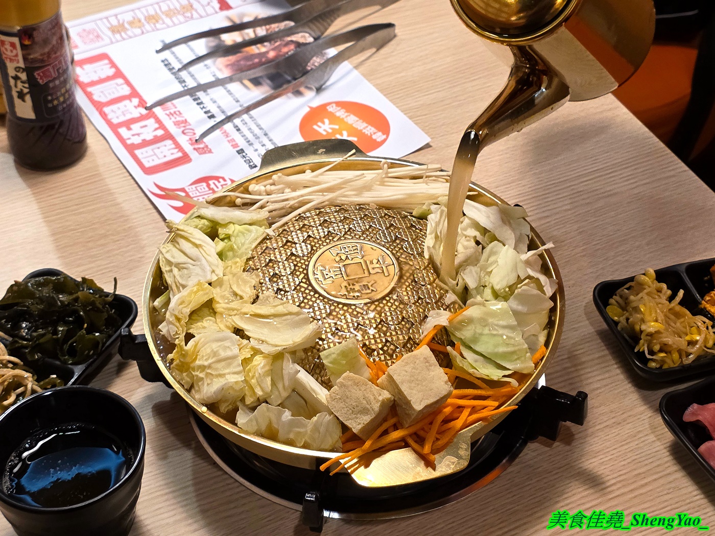 [台中沙鹿]韓滋銅盤烤肉 – 海線沙鹿新開幕韓式銅盤烤肉，各種肉類海鮮銅盤烤肉均一價只要199元，自助吧有六樣小菜加上白飯甜湯飲料霜淇淋無限供應。