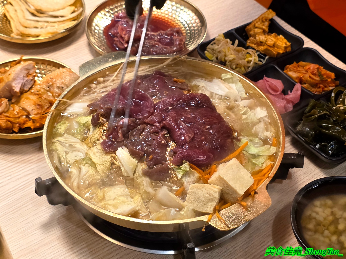 [台中沙鹿]韓滋銅盤烤肉 – 海線沙鹿新開幕韓式銅盤烤肉，各種肉類海鮮銅盤烤肉均一價只要199元，自助吧有六樣小菜加上白飯甜湯飲料霜淇淋無限供應。