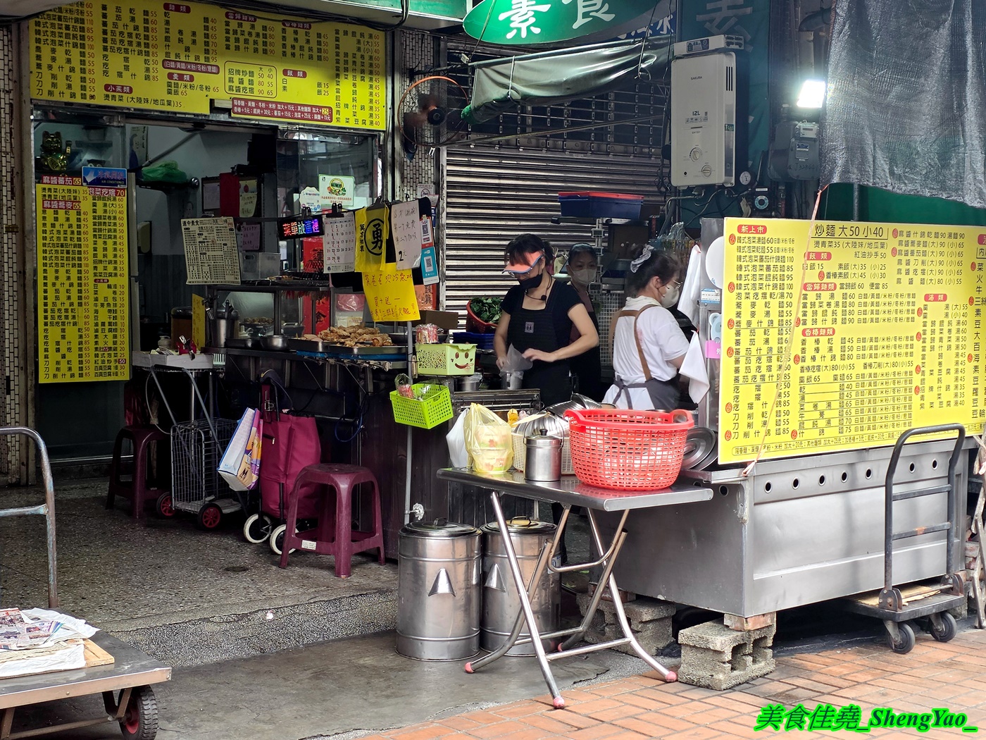 [台中沙鹿]蓮中素食 – 個人心目中的沙鹿素食王者，光麵類就有十多種還有小菜和滷味，大推炒麵，好吃又大份量。