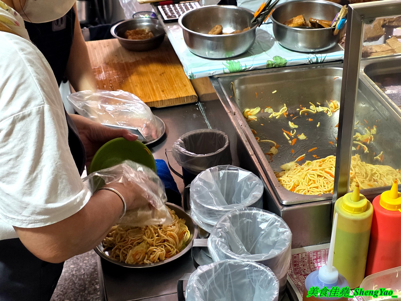 [台中沙鹿]蓮中素食 – 個人心目中的沙鹿素食王者，光麵類就有十多種還有小菜和滷味，大推炒麵，好吃又大份量。