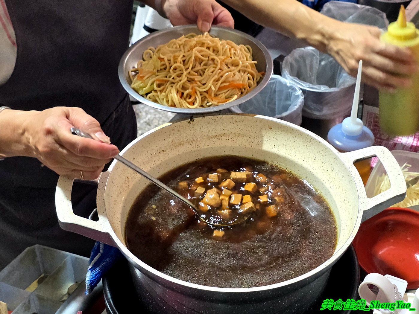 [台中沙鹿]蓮中素食 – 個人心目中的沙鹿素食王者，光麵類就有十多種還有小菜和滷味，大推炒麵，好吃又大份量。